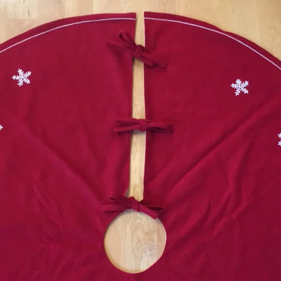 HOUSE & GARDEN | Wool Blend Embroidered Christmas Tree Skirt - Picture 9 of 13